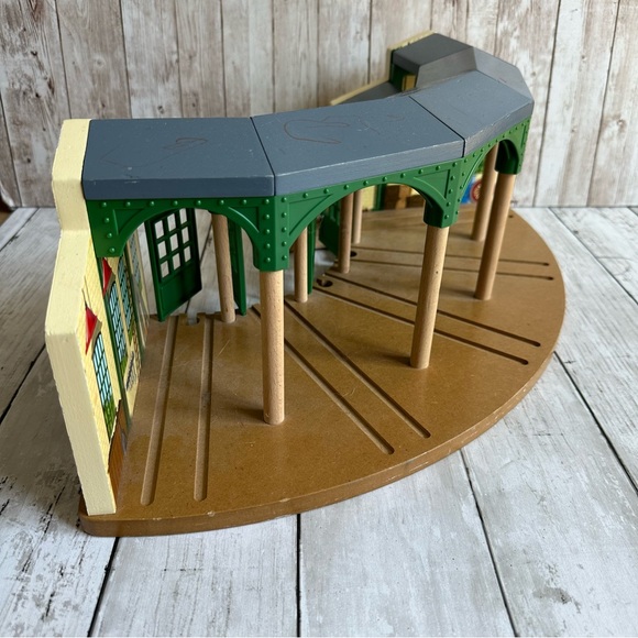PREOWNED THOMAS THE TANK ENGINE TIDMOUTH SHED FOR TRAINS WOODEN - Picture 7 of 11
